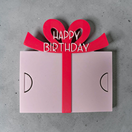 rosa 3D Karte mit Schriftzug "Happy Birthday“, und dekorativer Schleife